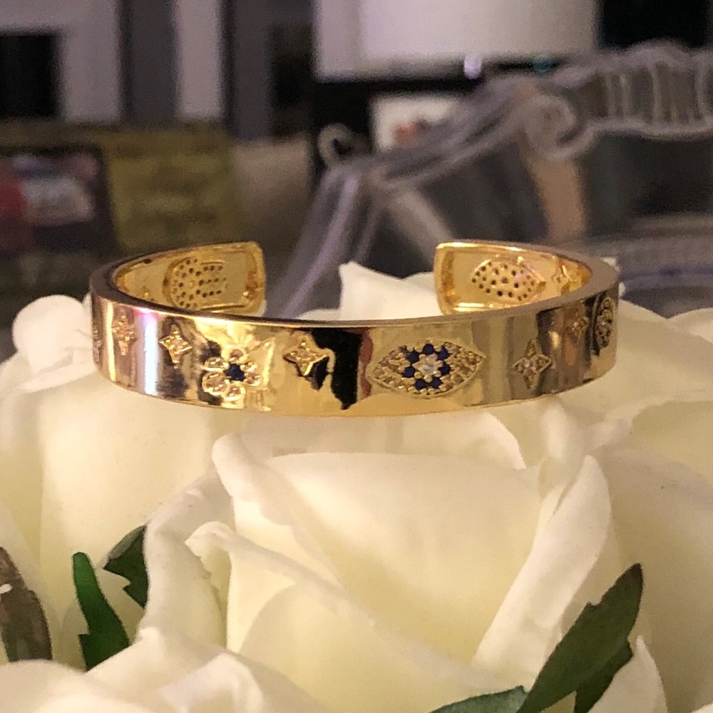 NEW one Gorgeous 18k gold plated  hamsa bracelet